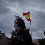 Una mujer en la plaza de Colón de la ciudad de Madrid