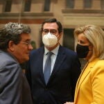(I-D) El ministro de Inclusión, Seguridad Social y Migraciones, José Luis Escrivá mantiene una conversación con el presidente de la Fundación CEOE, Antonio Garamendi y la exministra de Empleo y Seguridad Social, Fátima Báñez durante la presentación del acuerdo de colaboración firmado entre el Ministerio de Inclusión, AMAT y la Fundación CEOE en la Sede del Ministerio, a 5 de mayo de 2021, en Madrid (España)