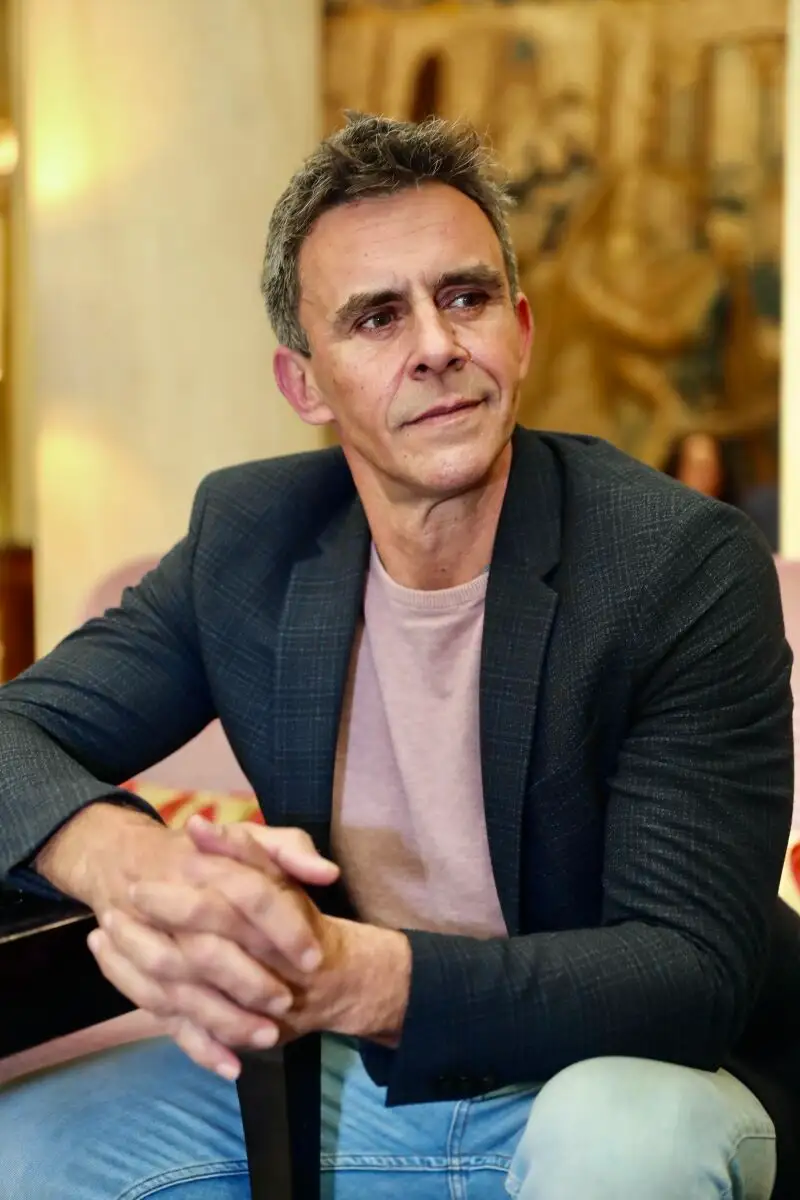 El presentador de televisión Alonso Caparrós presenta un libro sobre sus vida.