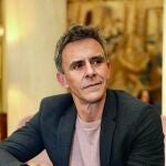 El presentador de televisión Alonso Caparrós presenta un libro sobre sus vida.