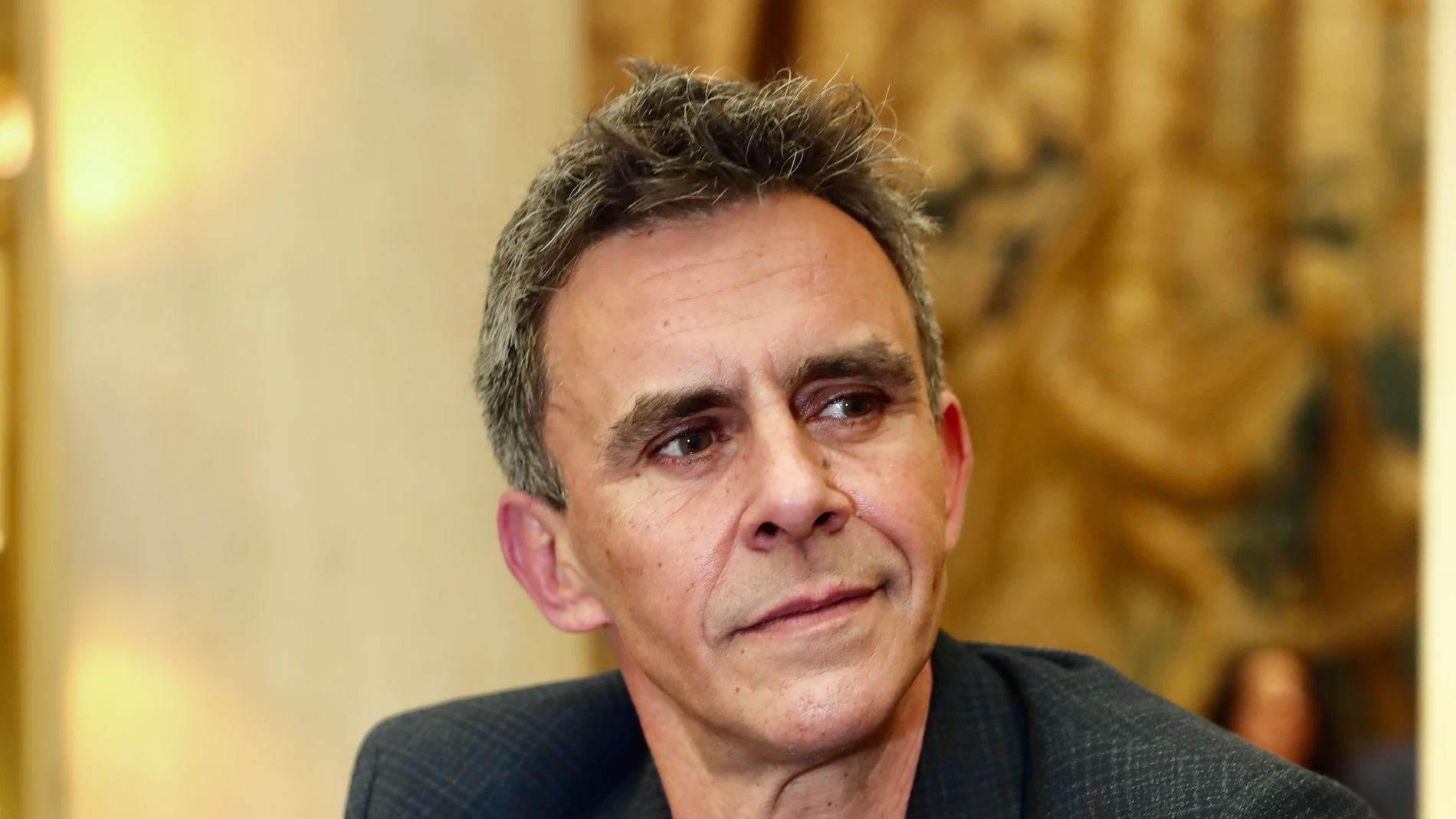El presentador de televisión Alonso Caparrós presenta un libro sobre sus vida.