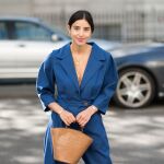 Mujer con mono largo en tono azul sobre el 'street style'/PINTEREST