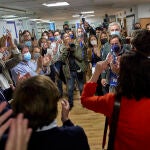 La presidenta de la Comunidad de Madrid y candidata a la reelección por el PP, Isabel Díaz Ayuso (c-rojo), es aplaudida en la sede del partido