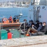 Dieciocho interceptados de una patera en una cala de Benidorm (Alicante)