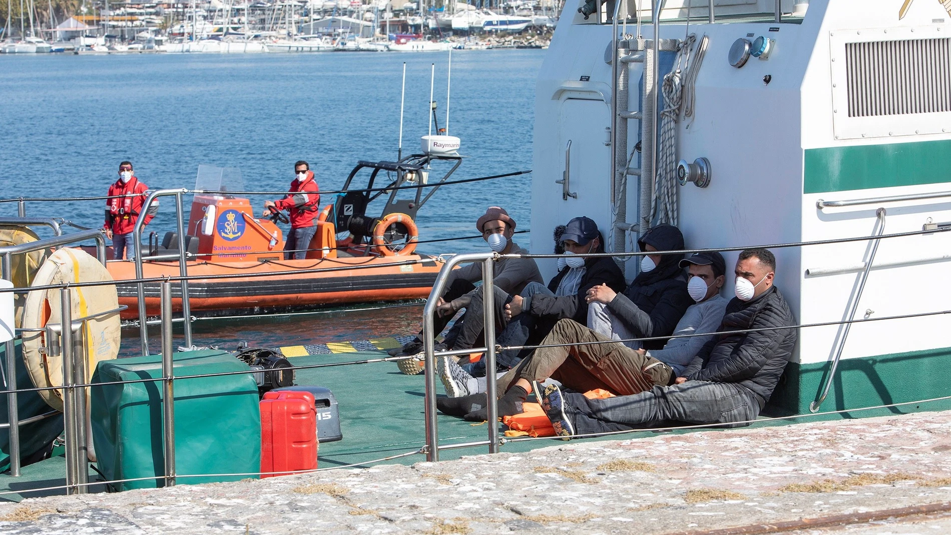 Dieciocho interceptados de una patera en una cala de Benidorm (Alicante)