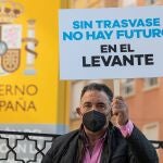 Un agricultor muestra una pancarta durante un momento de la concentración de agricultores, regantes y miembros del Circulo del Agua