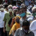 Ciudadanos hacen cola para recibir la vacuna contra la Covid-19 en Bombay