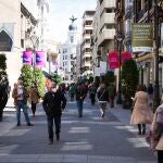 Gente caminando por la calle Santiago de Valladolid
