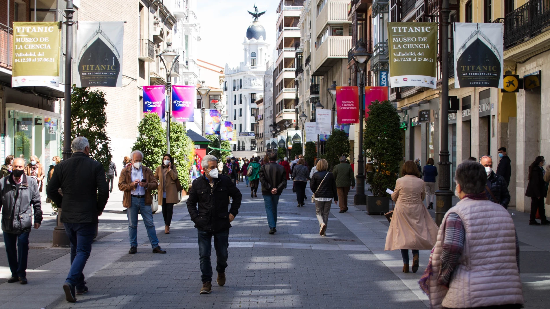 Gente caminando por la calle Santiago de Valladolid