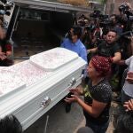 Marisol Tapia, mamá del niño Brandon Giovanny, quien murió en el colapso de la Línea 12 del Metro, llora junto al ataúd de su pequeño hijo en su humilde casa de Ciudad de México