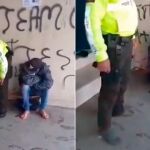 Imagen del vídeo del policía ecuatoriano entregando sus botas a un migrante colombiano