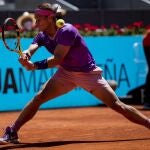 Nadal, en plena acción en su partido de octavos del Mutua Madrid Open ante Popyrin