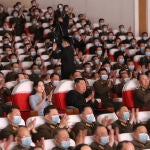 Kim Jong Un en el centro de la imagen sin mascarilla atiende un espectáculo junto a su mujer, también sin mascarilla, el pasado mes de mayo