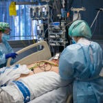 Personal sanitario atendiendo a un paciente ingresado en la Unidad de Cuidados Intensivos (UCI) para enfermos de coronavirus del Hospital Universitario Dr. Josep Trueta de Gerona