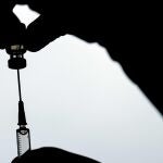 Un empleado sanitario pone a punto una vacuna contra el coronavirus