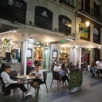 Varias personas en una terraza de Madrid