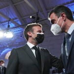 El presidente francés, Emmanuel Macron, habla con Pedro Sánchez, durante la cumbre de Oporto que arrancó ayer
