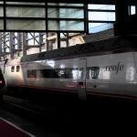 Uno de los trenes de Ouigo, junto a otro de Renfe en la estación de Atocha