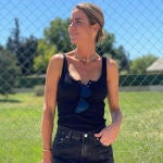 Amelia Bono con falda y botas cowboy.