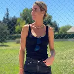Amelia Bono con falda y botas cowboy.
