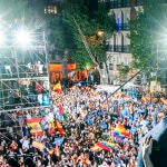 La presidenta de la Comunidad de Madrid y candidata por el Partido Popular a la reelección, Isabel Díaz Ayuso, acompañada por el presidente del partido Pablo Casado, en el balcón de la sede del partido en la calle Génova tras conocer los resultados electorales.