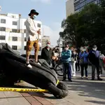 Indígenas de la comunidad Misak derriban una estatua de Gonzalo Jiménez de Quesada, fundador de Bogotá