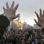 En el quinto aniversario del 15-M, la Puerta del Sol de Madrid volvió a llenarse de reivindicaciones por la "regeneración democrática"