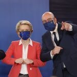 El primer ministro portugués, Antonio Costa, (i); la presidenta de la Comisión Europea, Ursula von der Leyen, y el presidente del Consejo Europeo, Charles Michel