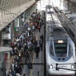 Llegada de pasajeros en el AVE procedente de Madrid a la Estación de Santa Justa.