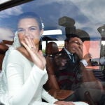 Alejandra Ruiz Rato y Ernesto de Novales a su salida de la Ermita en Sevilla, 8 de Mayo de 2021