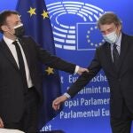 El presidente francés, Emmanuel Macron, a la izquierda, sostiene el brazo del presidente del Parlamento Europeo, David Sassoli, durante el evento del Día de Europa y la Conferencia sobre el Futuro de Europa, el domingo 9 de mayo de 2021 en el Parlamento Europeo en Estrasburgo, este de Francia. (Frederick Florin, Pool vía AP)