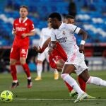 Vinicius y Diego Carlos en el Real Madrid-Sevilla de LaLiga