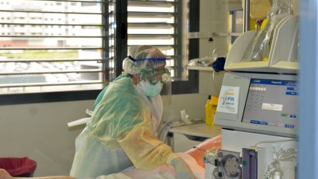 Atención a un paciente covid en la UCI