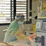 Atención a un paciente covid en la UCI