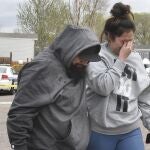 Freddy Márquez y su esposa, Nubia Márquez, cerca del lugar donde su madre y otros miembros de su familia murieron en un tiroteo en Colorado Springs, Colorado