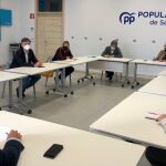 El Partido Popular de Segovia, con su Presidenta y Senadora a la cabeza, Paloma Sanz, el Secretario Autonómico del PPCyL y Vicepresidente 1º de las Cortes de Castilla y León, Francisco Vázquez, el Diputado, Jesús Postigo, el Senador, Juan José Sanz Vitorio y la Procuradora, Mª Ángeles García, han mantenido un encuentro con la Plataforma de Usuarios del AVE