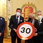 El alcalde Valladolid, Óscar Puente, el ministro del Interior, Fernando Grande-Marlaska, y el delegado del Gobierno en Castilla y León, Javier Izquierdo, presentan el acto “Calles por la Vida” en la entrada principal de la Casa Consistorial
