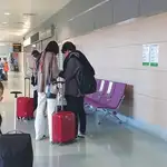Victoria Federica y Jorge Bárcenas, en el aeropuerto de Barajas