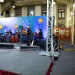 MEX841. CIUDAD DE MÉXICO (MÉXICO), 04/05/2021.- Fotografía cedida por la Presidencia de México que muestra al mandatario mexicano, Andrés Manuel López Obrador (d), mientras escucha a la cantante Eugenia León, durante una conferencia de prensa matutina en el Palacio Nacional, hoy, en Ciudad de México (México). El presidente de México, Andrés Manuel López Obrador, convirtió su rueda de prensa matutina de este lunes en un concierto por el Día de las Madres porque "las mamás son lo primero", dijo. EFE/ Presidencia de México / SOLO USO EDITORIAL/ SOLO DISPONIBLE PARA ILUSTRAR LA NOTICIA QUE ACOMPAÑA (CRÉDITO OBLIGATORIO)