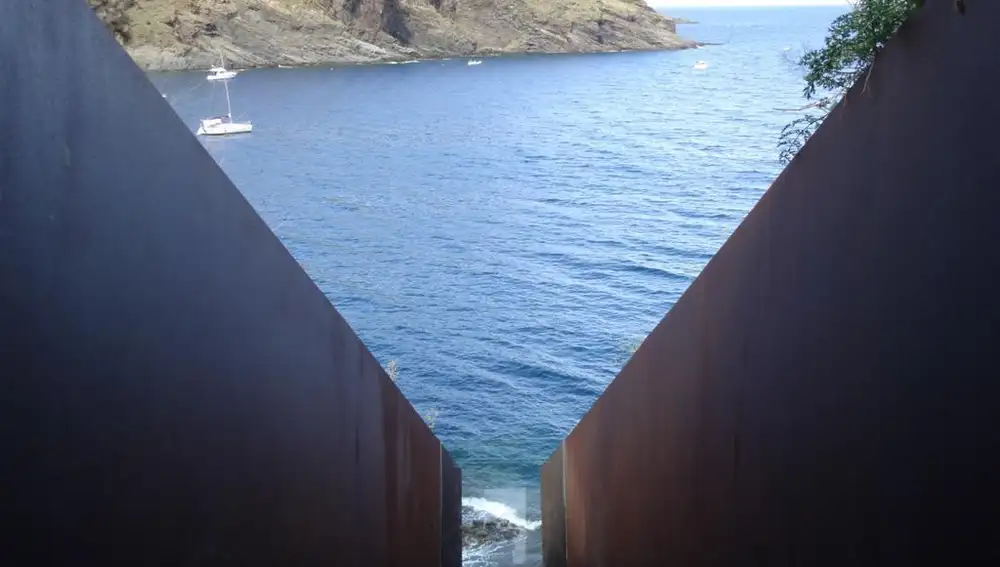 Memorial a Walter Benjamin, por Dani Karavan, en Portbou, Girona.