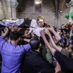 Palestinos llevan el cuerpo de un líder de la Yihad Islámica muerto en los ataques de Israel la pasada semana