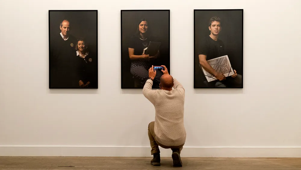 El rector de la Usal, Ricardo Rivero inaugura la exposición fotográfica ‘Comunidad, Un Retrato Colectivo’ de los fotógrafos Alberto Prieto (C), Luis F. Lorenzo (D) y Santiago Santos en la sala de exposiciones de Fonseca