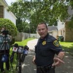 El comandante de la policía de Houston, Ronald Borza, habla con los periodistas