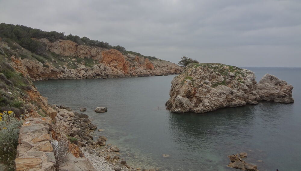 Frente a la Cala Mateua, en L'Escala (Costa Brava), hay un islote del mismo nombre.