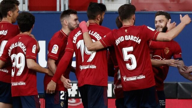 Los jugadores de Osasuna celebran un gol.