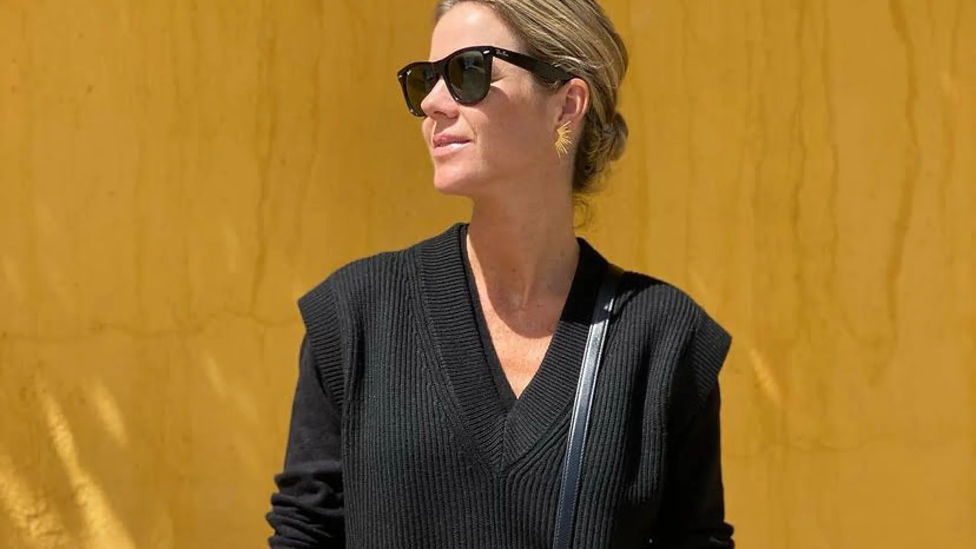 Amelia Bono con total look negro.