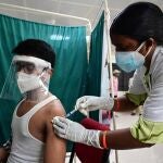 11 May 2021, India, Prayagraj: A man receives a dose of a coronavirus (COVID-19) vaccine at Moti Lal Nehru Medical College. Today, Tuesday, the Indian Ministry of Health announced the registration of 329,942 new cases of Coronavirus during the past 24 hours. Photo: Prabhat Kumar Verma/ZUMA Wire/dpaPrabhat Kumar Verma/ZUMA Wire/dp / DPA11/05/2021 ONLY FOR USE IN SPAIN