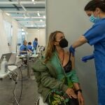 Una enfermera vacuna a una mujer en el centro de vacunación de la Fira de Barcelona