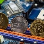 El juez considera que los investigados impulsaron un sistema de inversión con criptomonedas con ganancias exponenciales para atraer inversores