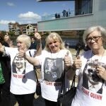 Familiares de Frank Quinn, abatido in Ballymurphy in 1971, frente al tribunal de Belfast en mayo